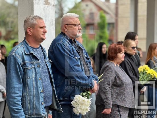 «Відчайдушно боролися за Україну та власні життя»: у Криворізькій гімназії №15 відкрили меморіали Богдану Супруну та Владиславу Гаркушину9