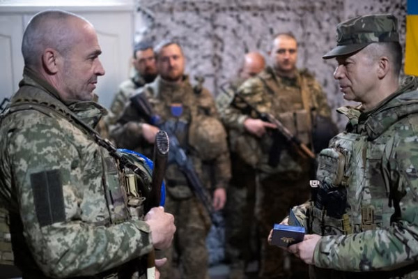 Військовослужбовець криворізької 129-ї окремої бригади ТрО Юрій Ковальчук отримав нагрудний знак “Срібний хрест”0