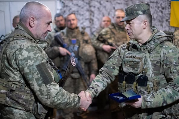 Військовослужбовець криворізької 129-ї окремої бригади ТрО Юрій Ковальчук отримав нагрудний знак “Срібний хрест”1