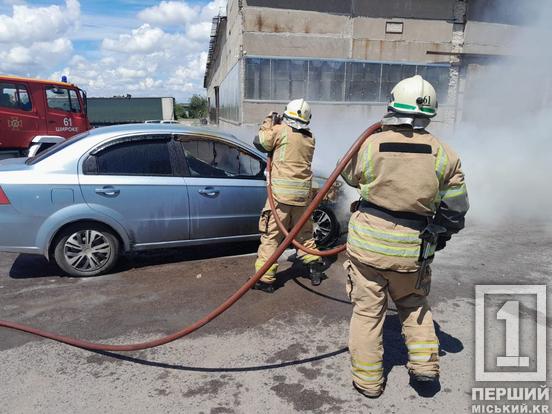 Вогонь з «морди» перекинувся у салон: у Криворізькому районі згоріла іномарка1