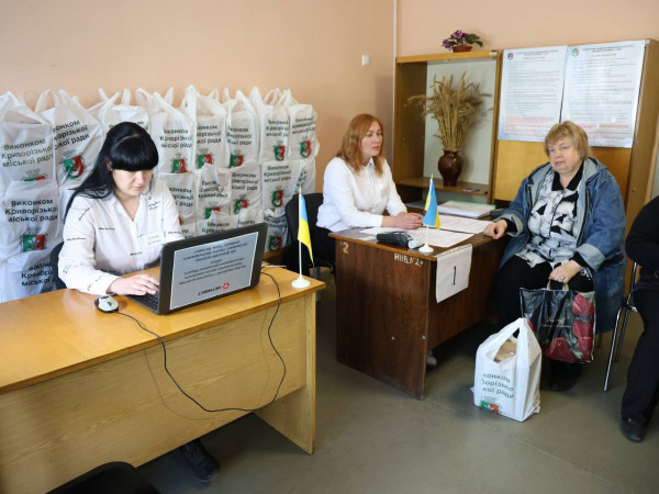 З турботою про криворіжців. З 2022 року, за сприяння Ради оборони міста, видано понад 882 тисячі безкоштовних продуктових наборів мешканцям, яким особливо важко1
