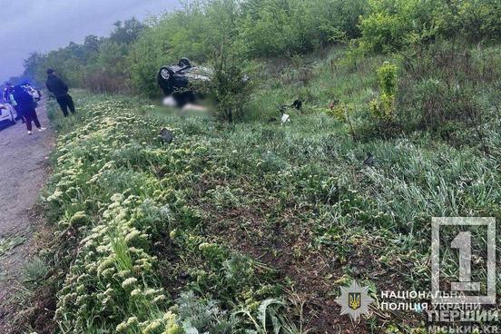 Загинула жінка, троє дітей у лікарні: на трасі Дніпро – Кривий Ріг перекинувся легковик, поліція взялася за справу1