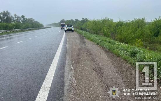 Загинула жінка, троє дітей у лікарні: на трасі Дніпро – Кривий Ріг перекинувся легковик, поліція взялася за справу