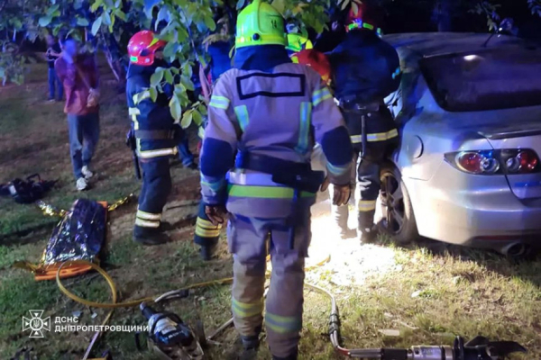 Жахливе ДТП: у Кривому Розі рятувальники дістали з понівеченої автівки жінку та дитину1
