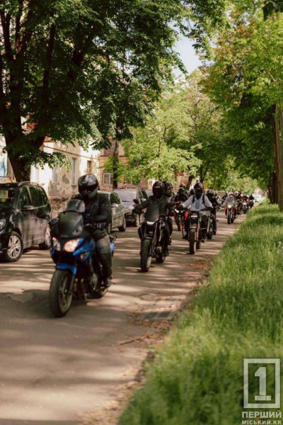 Зібрали сотні захопливих поглядів: «Перший Міський» провів мотопробіг на честь Дня вишиванки4