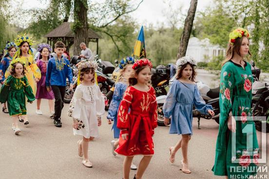 Зібрали сотні захопливих поглядів: «Перший Міський» провів мотопробіг на честь Дня вишиванки18