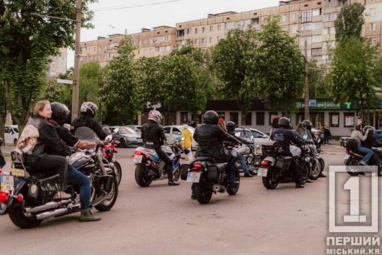 Зібрали сотні захопливих поглядів: «Перший Міський» провів мотопробіг на честь Дня вишиванки13