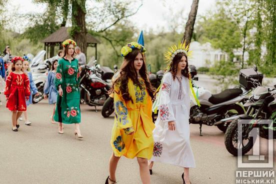 Зібрали сотні захопливих поглядів: «Перший Міський» провів мотопробіг на честь Дня вишиванки19