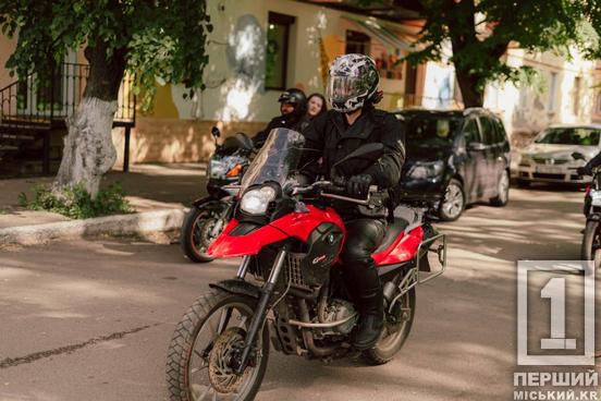 Зібрали сотні захопливих поглядів: «Перший Міський» провів мотопробіг на честь Дня вишиванки5