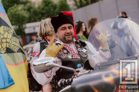 Зібрали сотні захопливих поглядів: «Перший Міський» провів мотопробіг на честь Дня вишиванки10