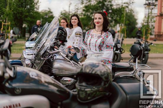 Зібрали сотні захопливих поглядів: «Перший Міський» провів мотопробіг на честь Дня вишиванки15