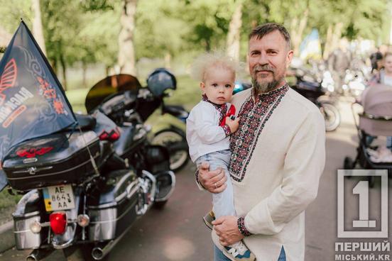 Зібрали сотні захопливих поглядів: «Перший Міський» провів мотопробіг на честь Дня вишиванки6