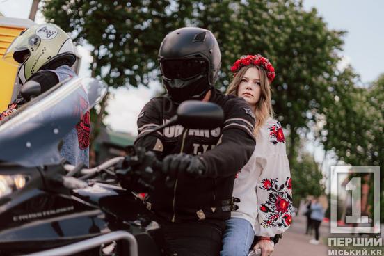 Зібрали сотні захопливих поглядів: «Перший Міський» провів мотопробіг на честь Дня вишиванки16