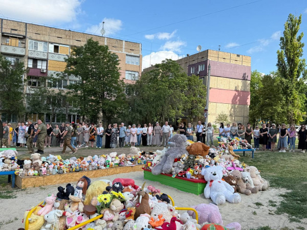 16 криворізьких дітей вбив російський агресор, скерувавши на наше місто свою зброю, мешканці Кривого Рогу вшанували світлу пам'ять  всіх українських дітей, чиї життя забрав ворог - росія0
