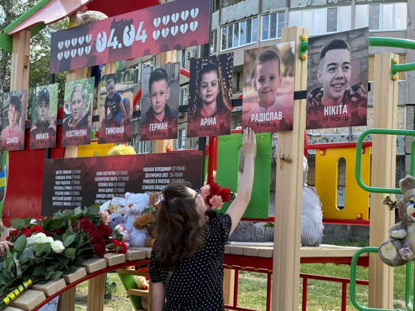 16 криворізьких дітей вбив російський агресор, скерувавши на наше місто свою зброю, мешканці Кривого Рогу вшанували світлу пам'ять  всіх українських дітей, чиї життя забрав ворог - росія1
