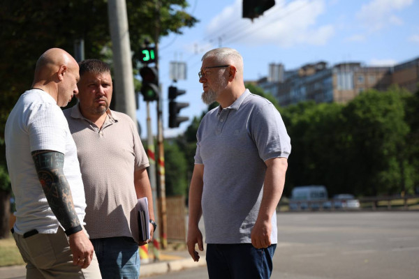 Безпека на дорозі: У Кривому Розі на перехрестях з інтенсивним рухом встановили вже 30 систем безперебійного живлення. У 2025 році їх облаштують ще на 27 світлофорних об’єктах3