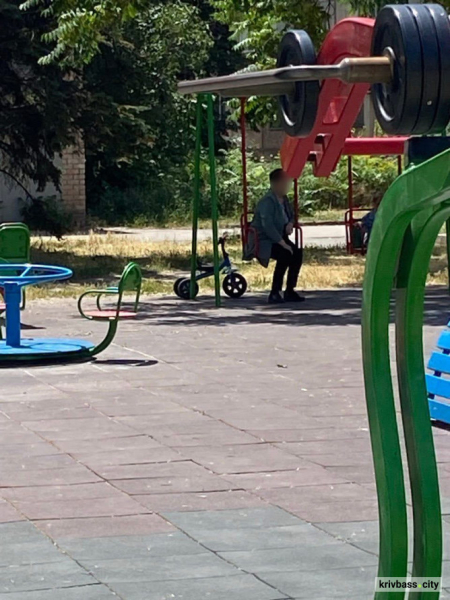 Дитячі майданчики — не для дорослих: у Кривому Розі зростає кількість зламаних гойдалок2