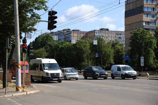 Для збереження безпеки на дорогах у Кривому Розі встановлюють джерела резервного живлення для світлофорів 3