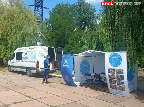 Волонтери Проліска розгорнули палатку поблизу влучання шахедів в Кривому Розі
