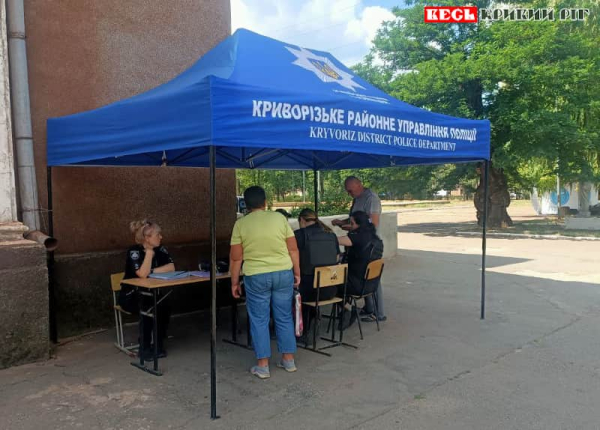 Правоохоронці приймають заяви постраждалих поблизу влучання шахедів в Кривому Розі