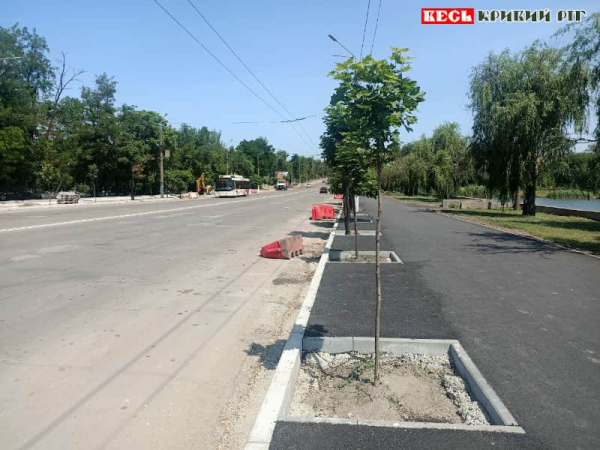 Новий асфальт на тротуарах на пр. Металургів в Кривому Розі