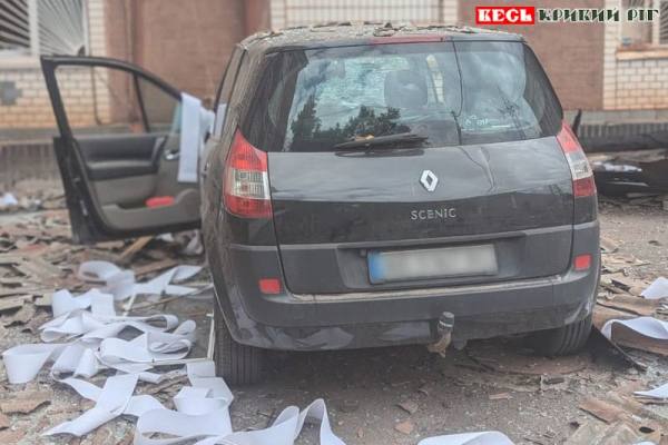 Автівку засипало уламками на місці прильоту шахедів в Кривому Розі