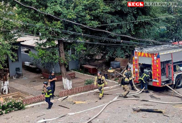 Рятувальники працюють на місці прильоту двох шахедів в Кривому Розі