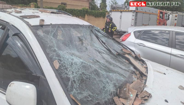 Автівки пошкоджено на місці прильоту двох шахедів в Кривому Розі