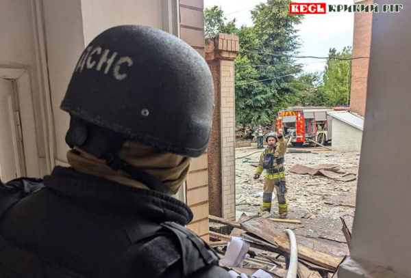 Рятувальники обстежують місце прильоту двох шахедів в Кривому Розі
