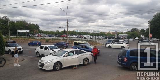 Хотів об’їхати одну ДТП і в результаті потрапив в іншу сам: на Вільної Ічкерії вдарилися Hyundai та Renault2