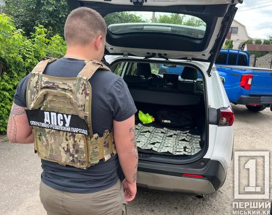 Хотів за доставку 9 000 доларів: мешканець Дніпропетровщини допомагав чоловікам з Донбасу тікати за кордон1