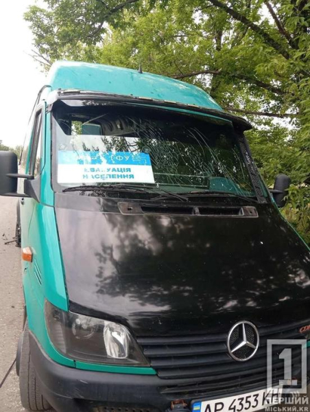 Керманич, народжений у сорочці: ворог направив дрон на евакуаційний автобус волонтерів на Дніпропетровщині1