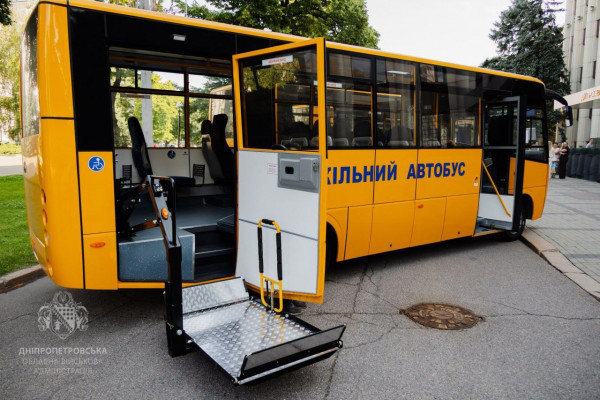 Кілька шкіл Криворізького району отримали нові шкільні автобуси2