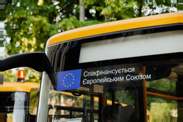 Кілька шкіл Криворізького району отримали нові шкільні автобуси1