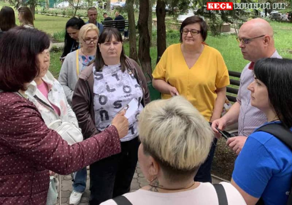 Представник Криворізької теплоцентралі спілкується з абонентами
