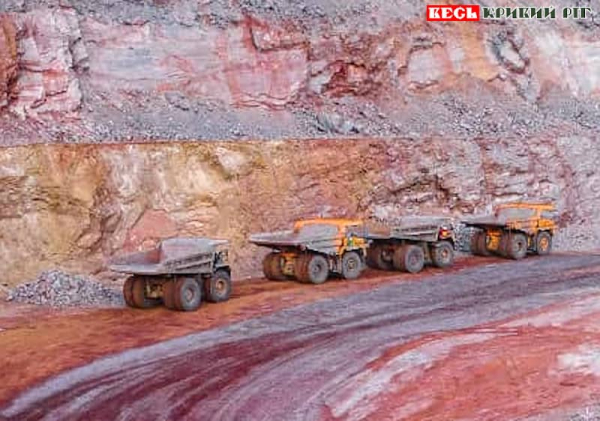 Перевезення руди вантажівками в криворізькому кар’єрі