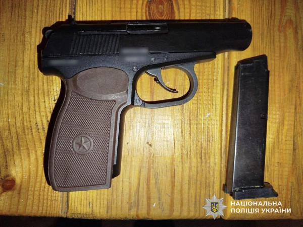 На Дніпропетровщині чоловік відкрив вогонь з пістолету у громадському місці1