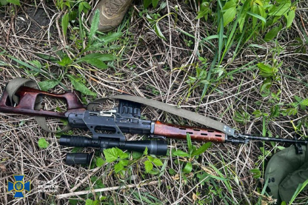 На Дніпропетровщині правоохоронець торгував трофейною зброєю1