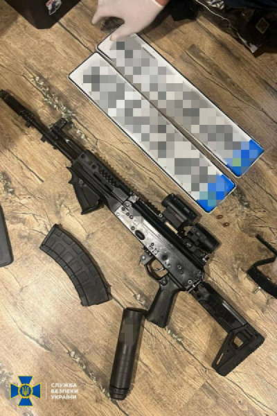 На Дніпропетровщині правоохоронець торгував трофейною зброєю2