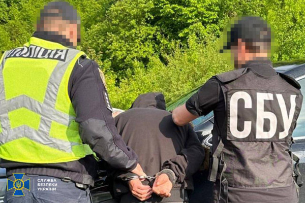 На Дніпропетровщині правоохоронець торгував трофейною зброєю4