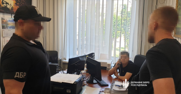 На Дніпропетровщині службовці поліції за 1 чи 2 тисячі доларів видаляли дані «ухилянтів» із загальної бази про розшук0