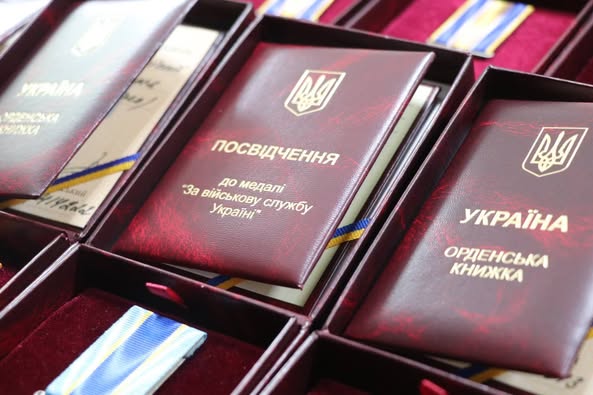Нагороди посмертно: у Кривому Розі рідним сімох загиблих нацгвардійців передали ордени та медалі1