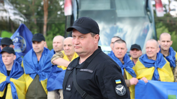 Наші Оборонці вдома: Україна повернула з російського полону групу захисників3