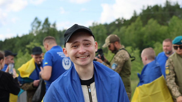 Наші Оборонці вдома: Україна повернула з російського полону групу захисників0