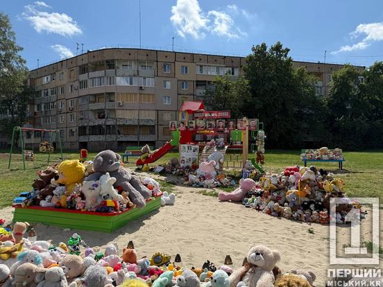 Не забудемо і не пробачимо: у Кривому Розі з перезвоном дзвоників вшанували пам'ять дев'ятьох дітей, убитих російською ракетою1