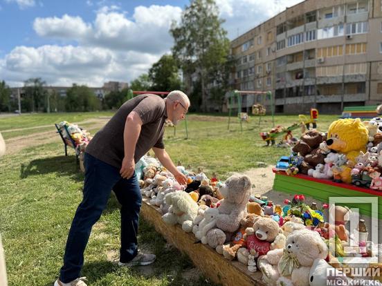 Не забудемо і не пробачимо: у Кривому Розі з перезвоном дзвоників вшанували пам'ять дев'ятьох дітей, убитих російською ракетою6