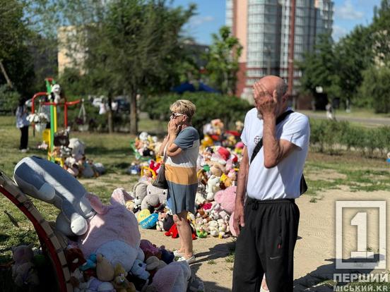 Не забудемо і не пробачимо: у Кривому Розі з перезвоном дзвоників вшанували пам'ять дев'ятьох дітей, убитих російською ракетою5