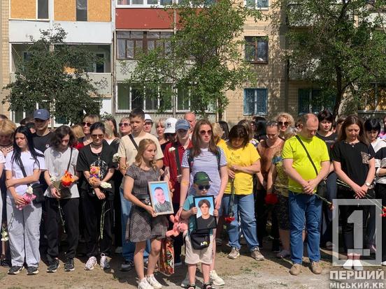 Не забудемо і не пробачимо: у Кривому Розі з перезвоном дзвоників вшанували пам'ять дев'ятьох дітей, убитих російською ракетою2