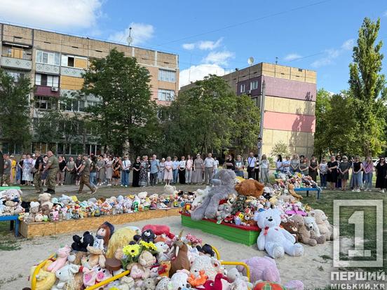 Не забудемо і не пробачимо: у Кривому Розі з перезвоном дзвоників вшанували пам'ять дев'ятьох дітей, убитих російською ракетою7