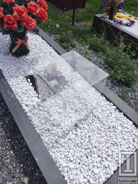 Неможливо повірити в те, що на таке піднімається рука: у Кривому Розі обікрали могилу загиблого воїна1